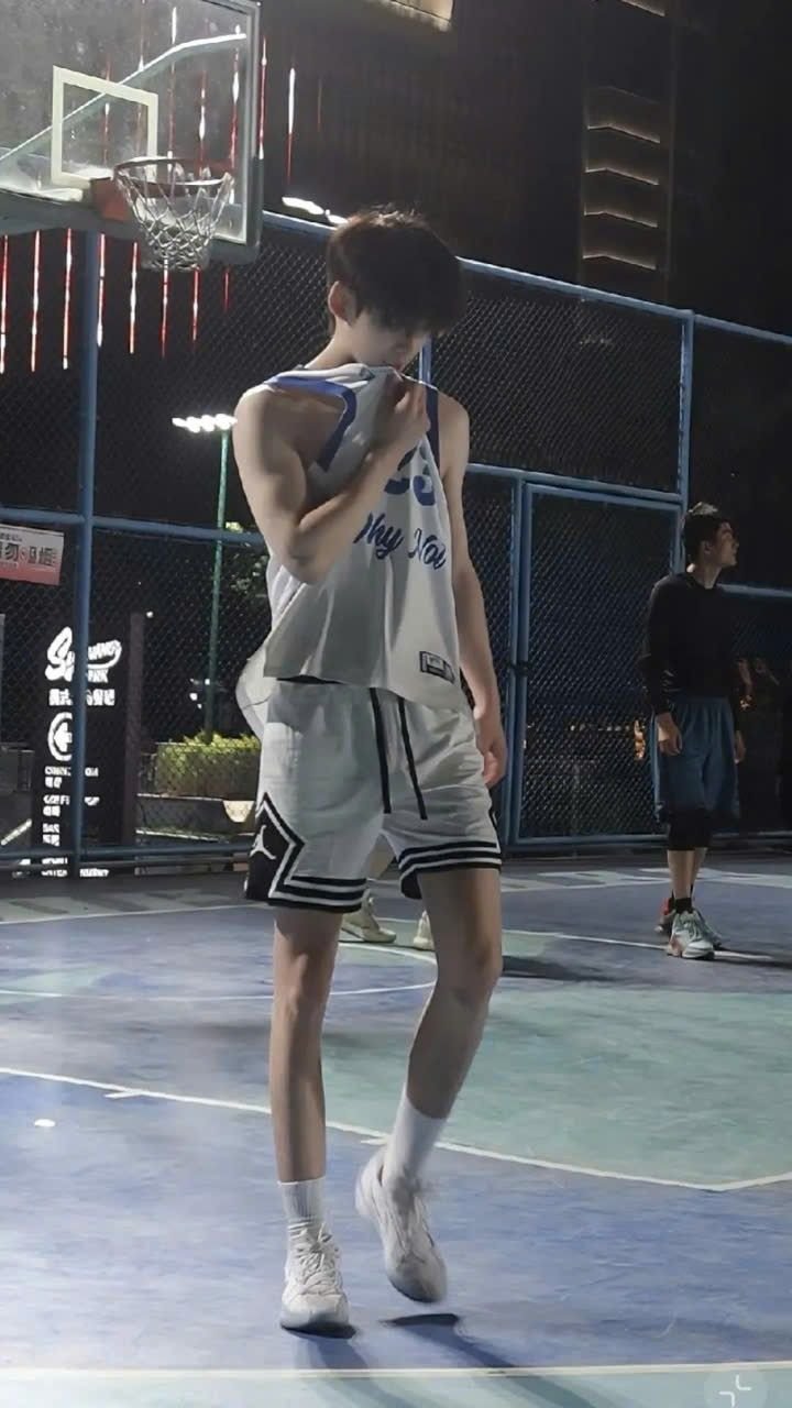 Chàng trai đẹp che mặt