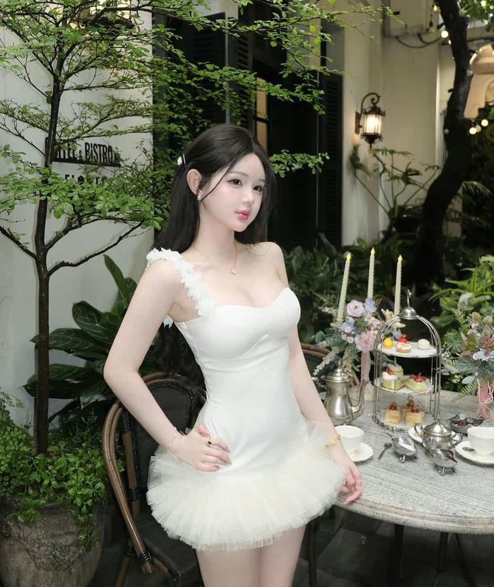 Gái xinh mặc váy ngắn