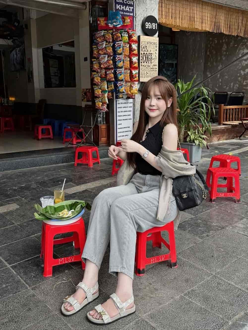 Gái xinh mặc váy pinky