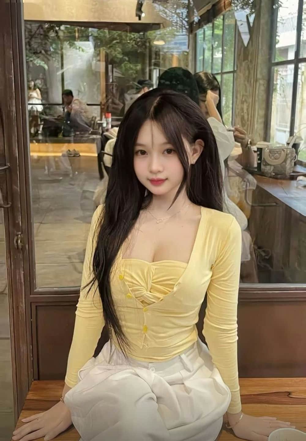 Gái xinh tóc dài mượt