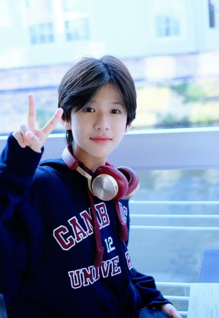 Học sinh mười tuổi đọc