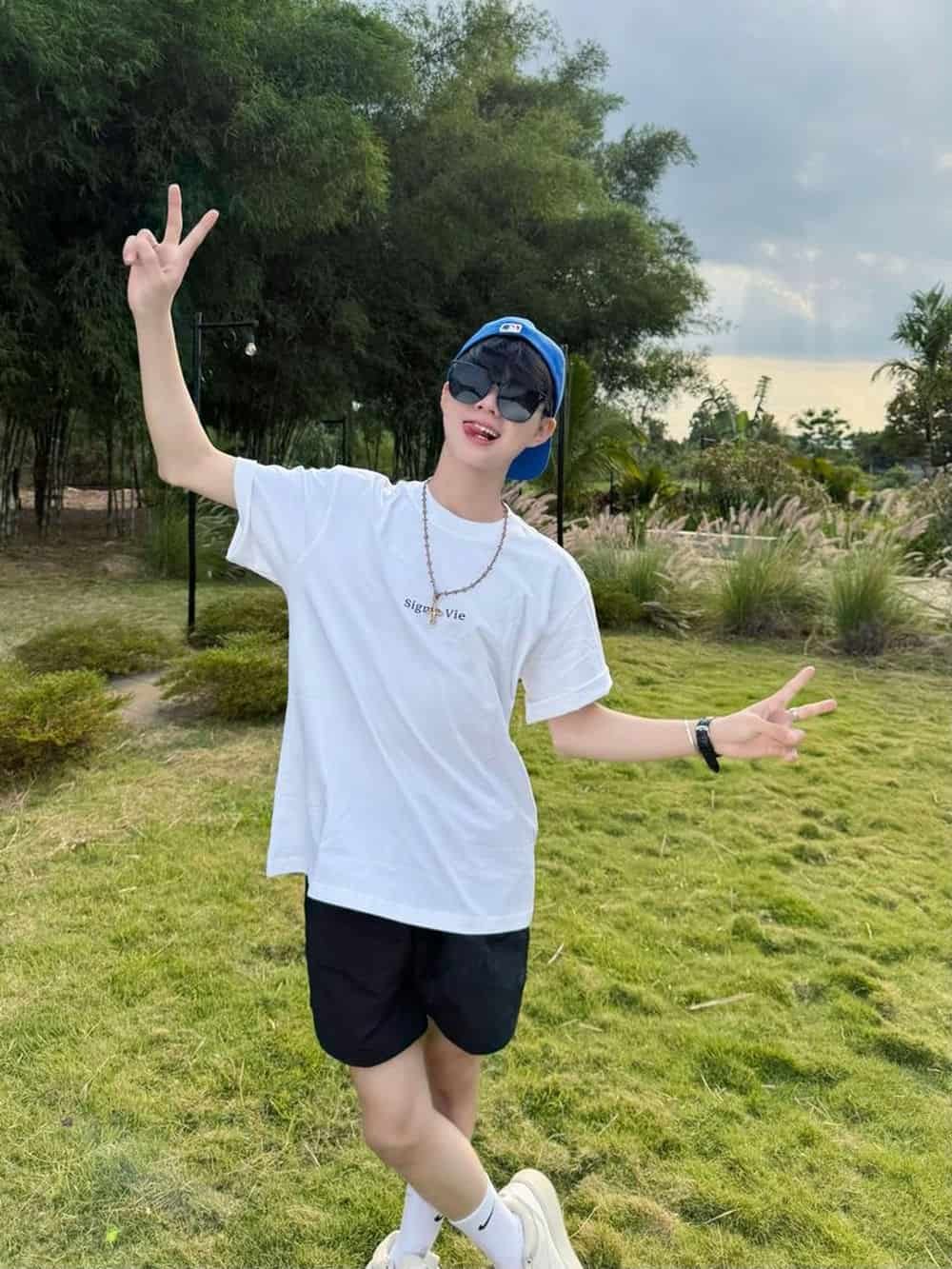 Học sinh tuổi mười bốn đứng