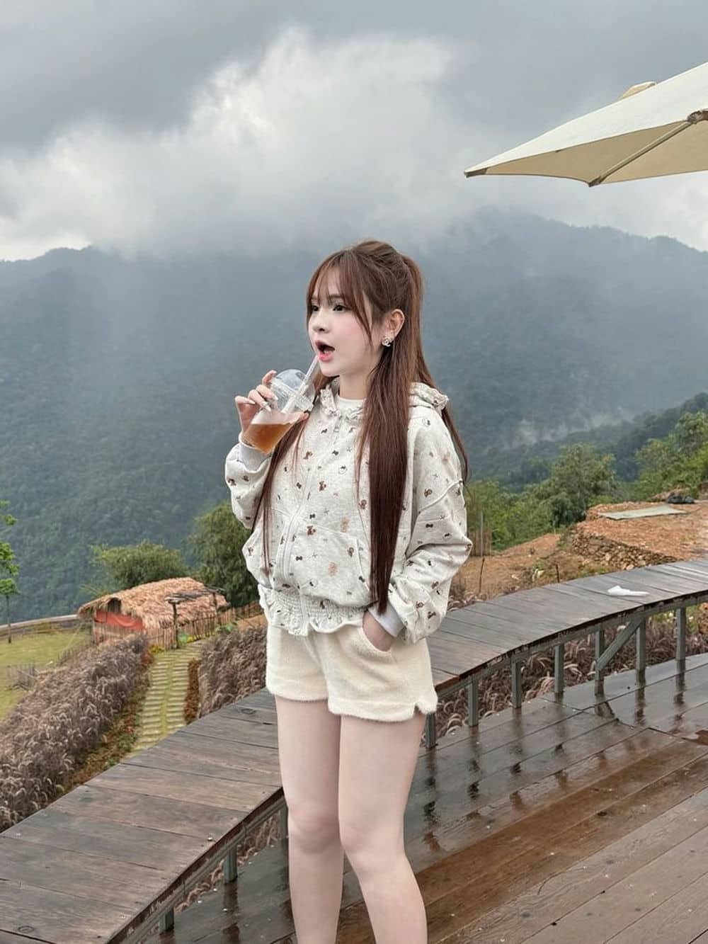 Hot girl mặc đồ pinky