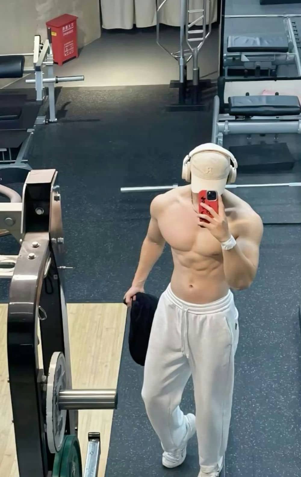 Trai đẹp che mặt cuốn hút