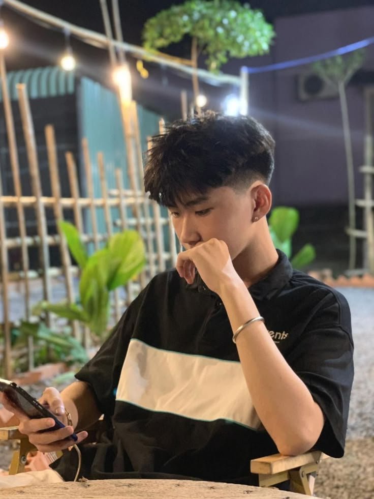 Trai đẹp che mặt cuốn