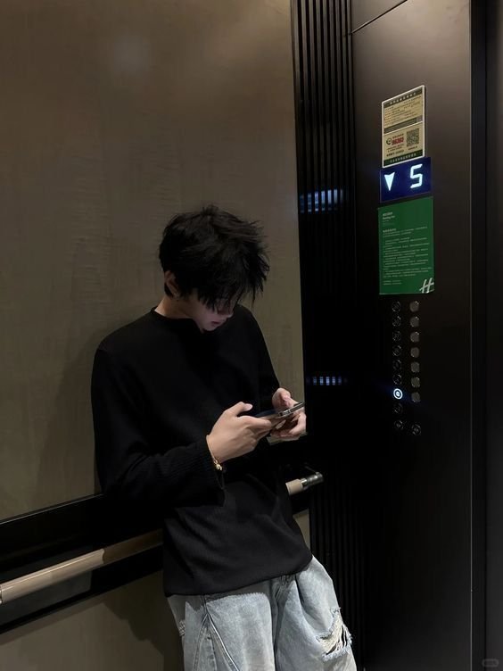 Trai đẹp che mặt ngầu lòi