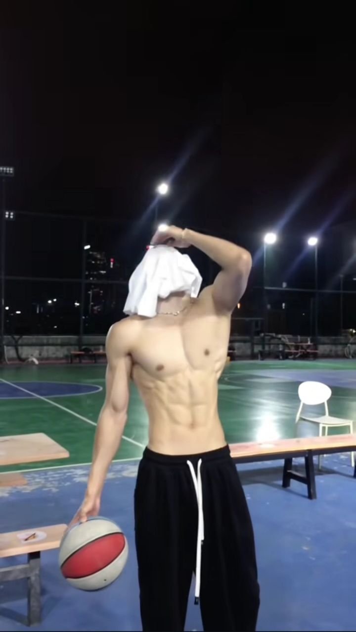 Trai đẹp che mặt quyến rũ