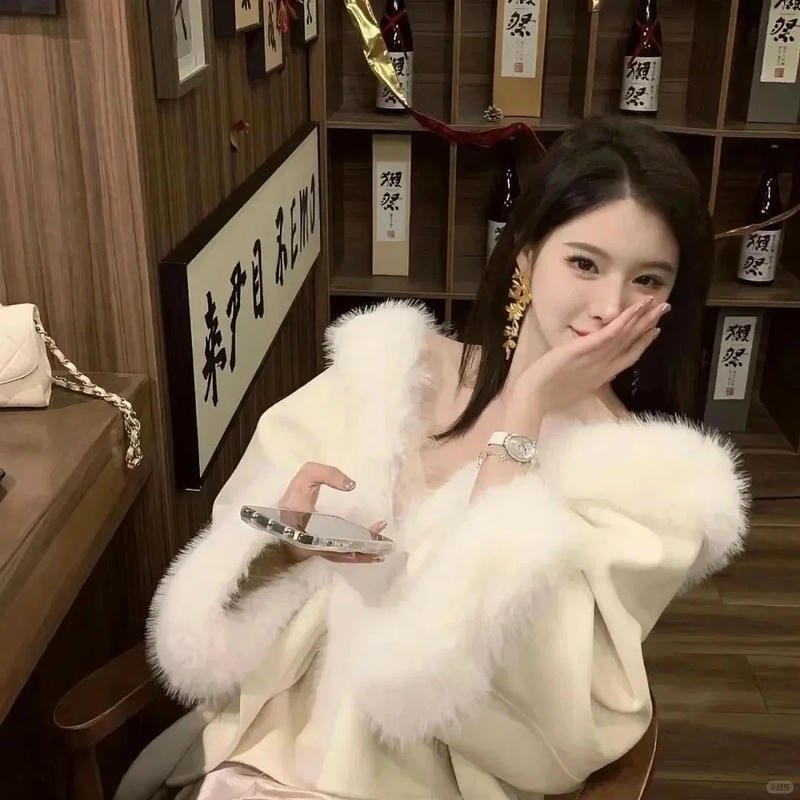 ảnh che mặt bàn tay khéo léo