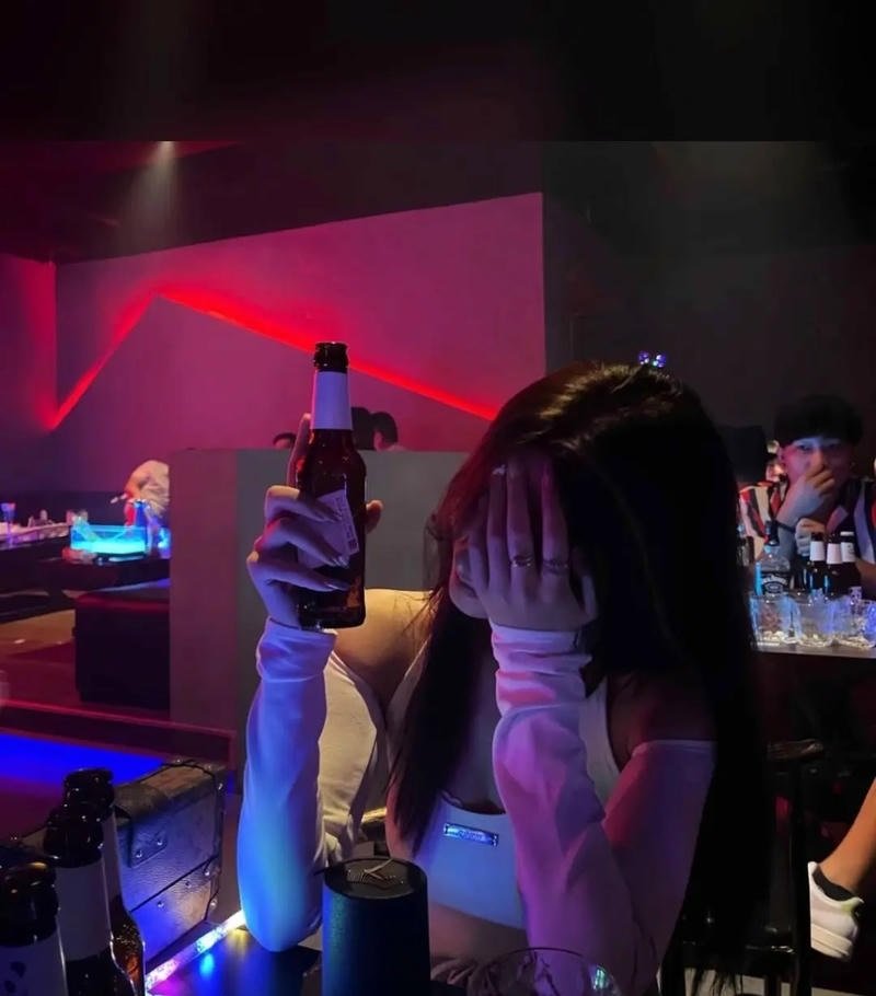 ảnh cô gái che mặt