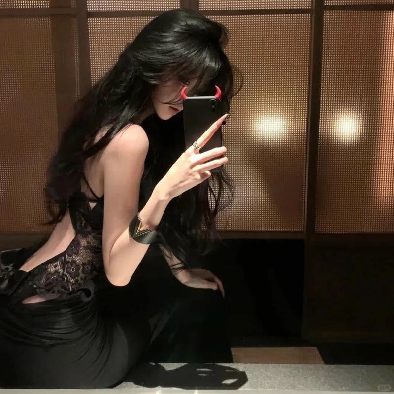 ảnh gái xinh che mặt bằng điện thoại