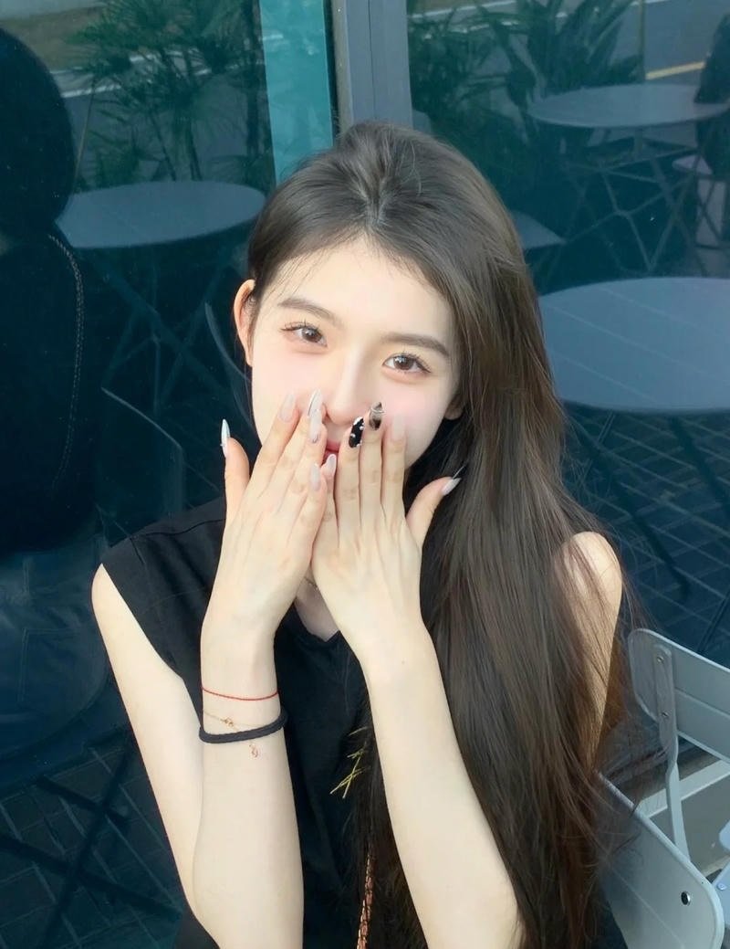 ảnh gái xinh che mặt quyến rũ