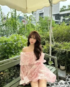 ảnh gái xinh mặc áo trễ vai