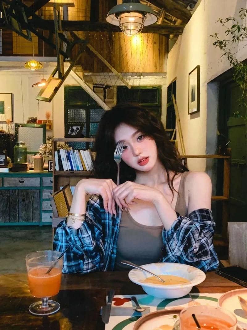 ảnh gái xinh tóc dài cá tính