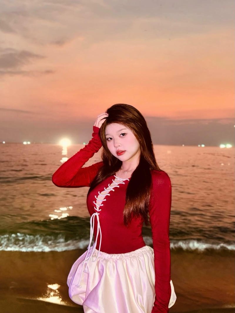 ảnh gái xinh tóc dài che mặt