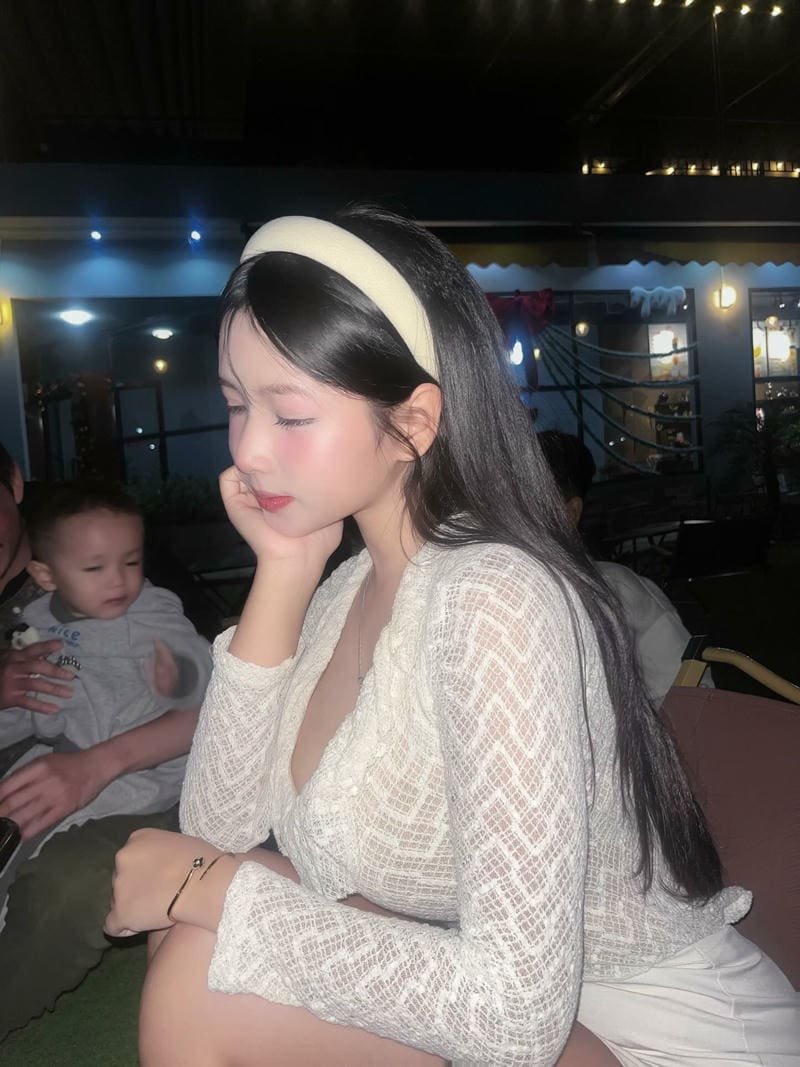 ảnh gái xinh tóc dài phong cách