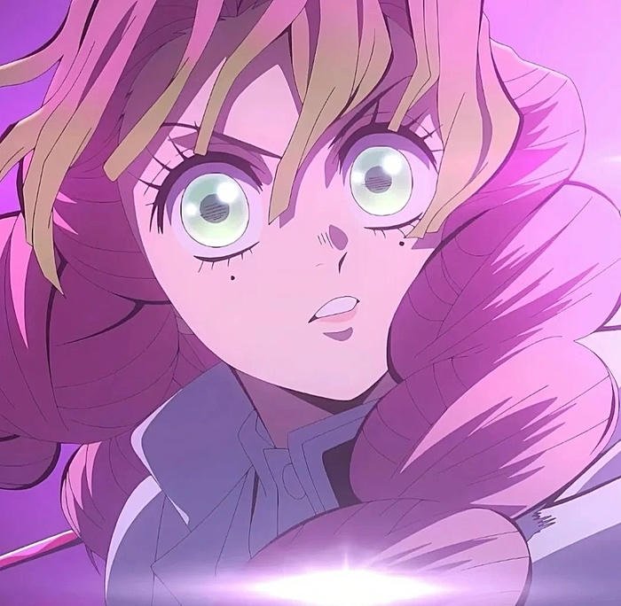 ảnh mitsuri với biểu cảm mạnh mẽ