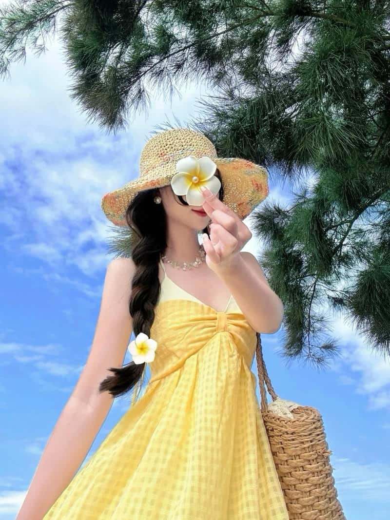 gái cute che mặt