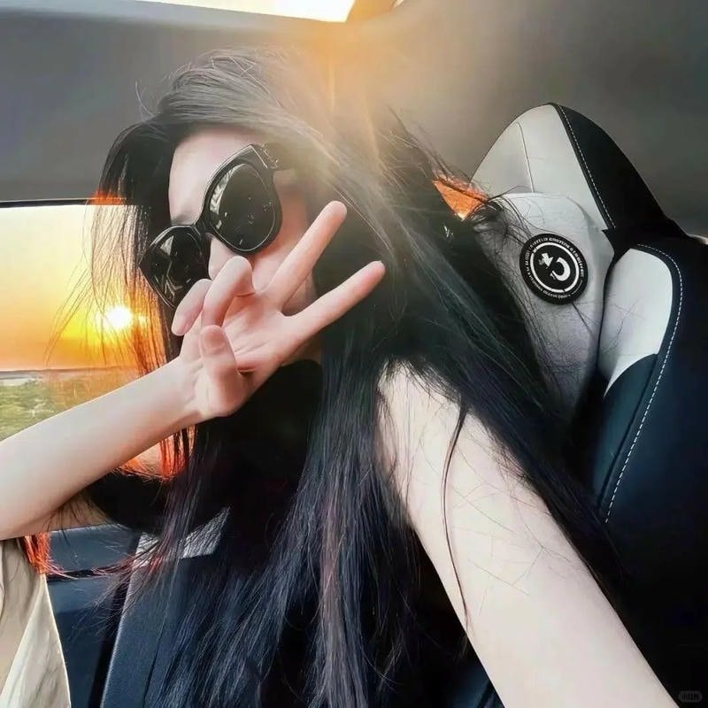 gái đẹp chụp hình che mặt