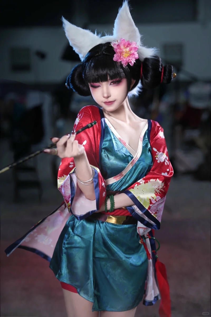 gái xinh cosplay to tròn