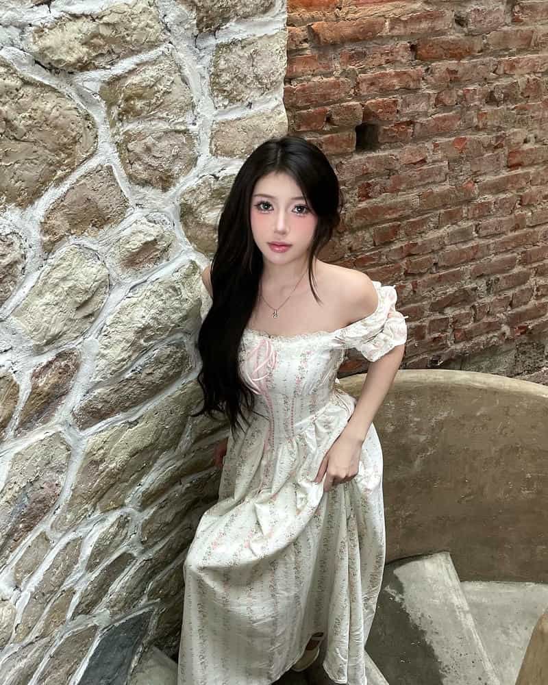 gái xinh mặc váy dịu dàng