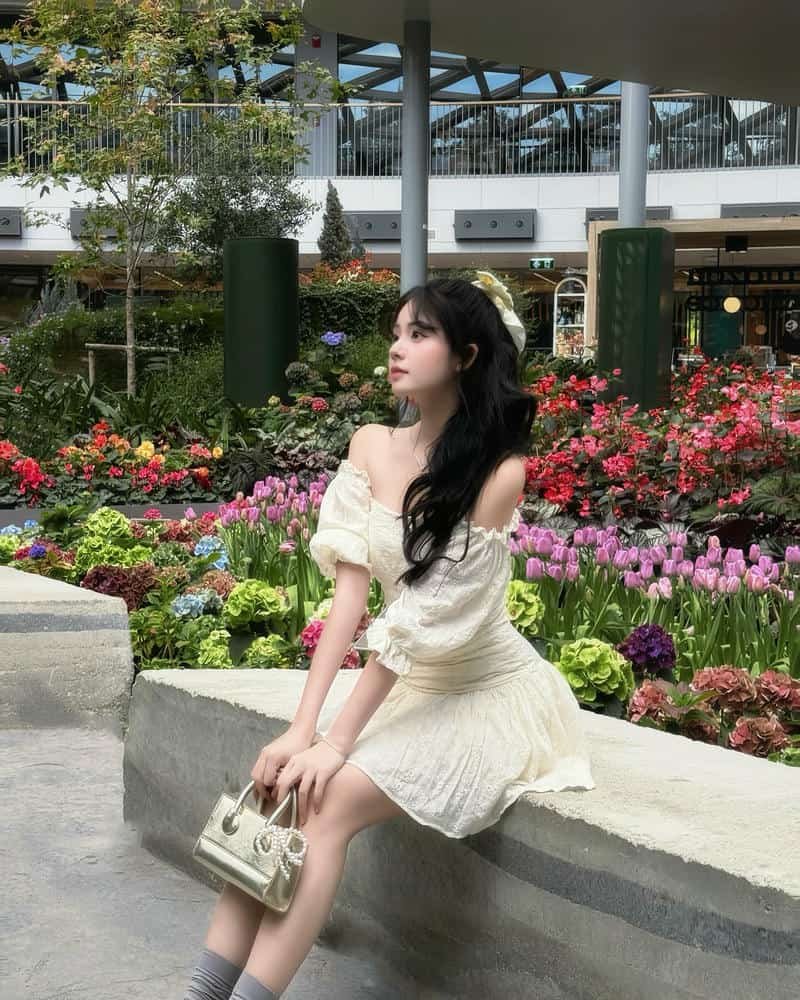 gái xinh mặc váy duyên dáng