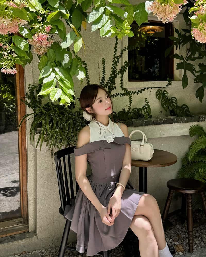 gái xinh mặc váy giản dị