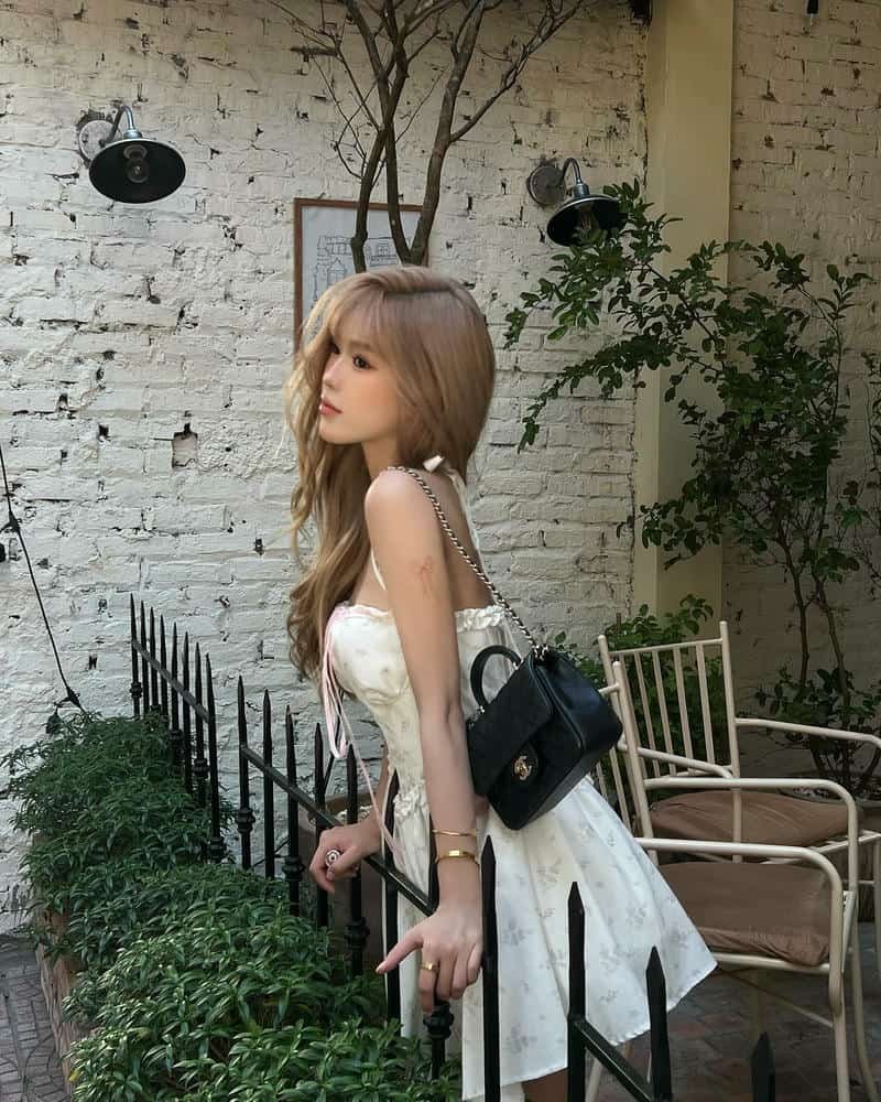 gái xinh mặc váy ngắn