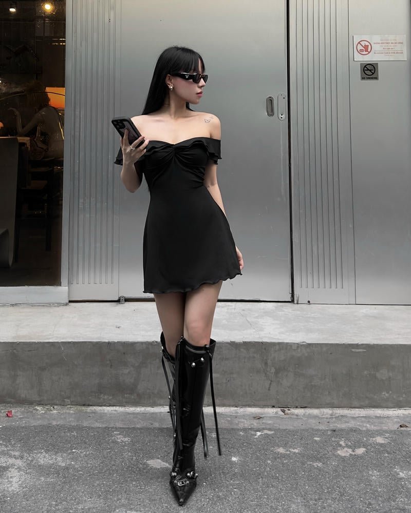 gái xinh mặc váy ngắn đen