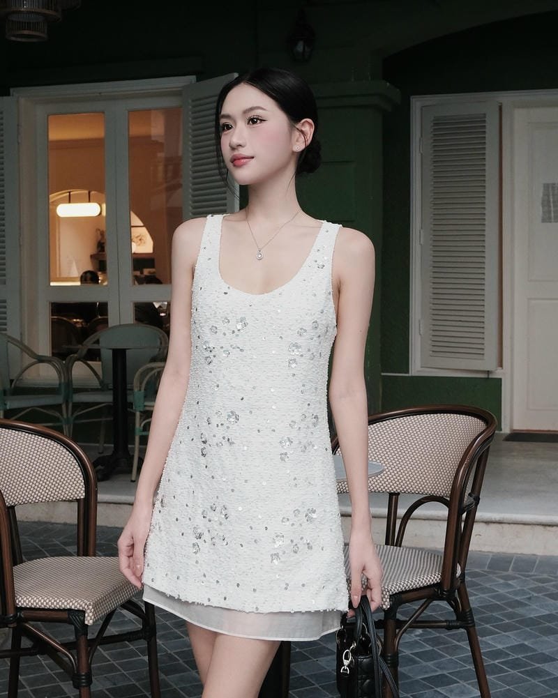 gái xinh mặc váy ngắn trắng