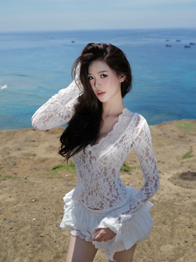 gái xinh mặc váy ngắn