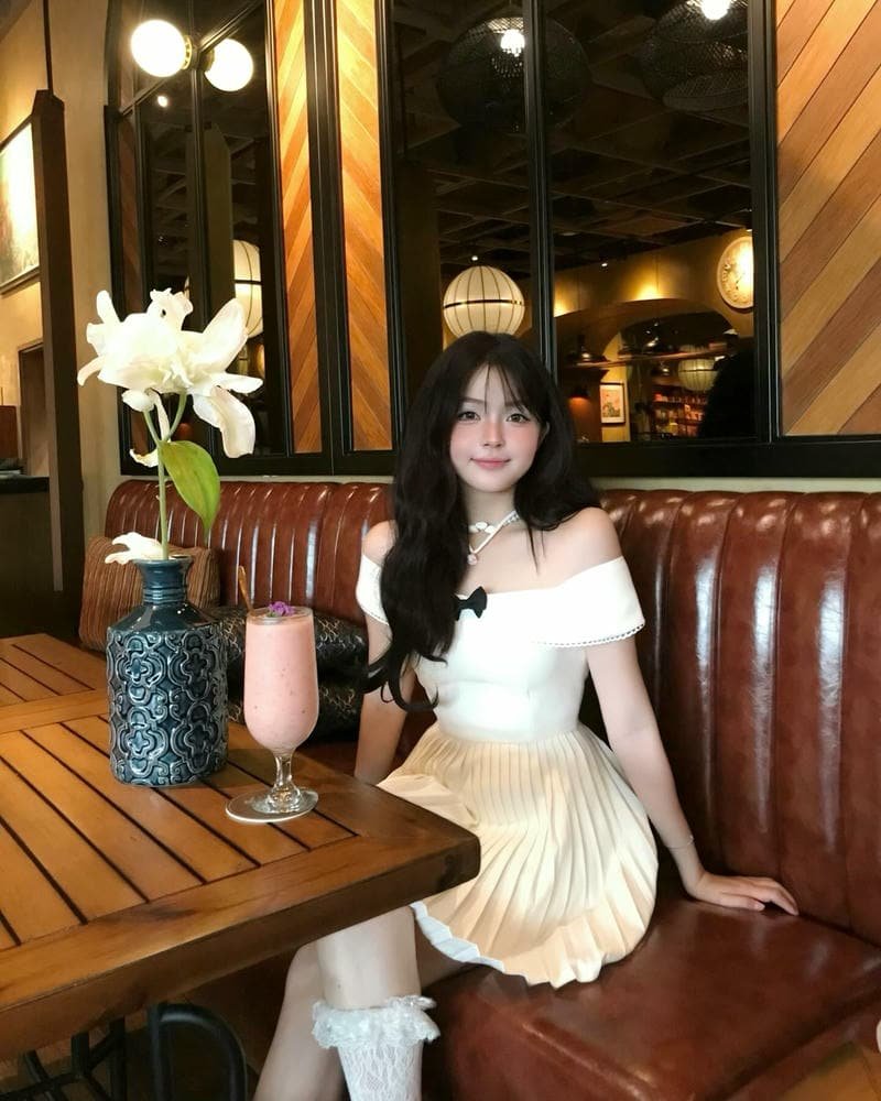 gái xinh mặc váy tinh khôi