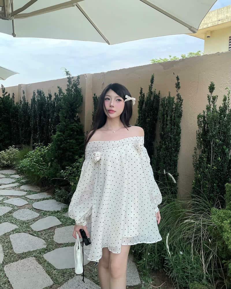 gái xinh mặc váy trắng