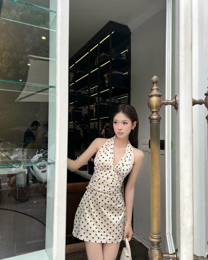 gái xinh mặc váy trẻ trung
