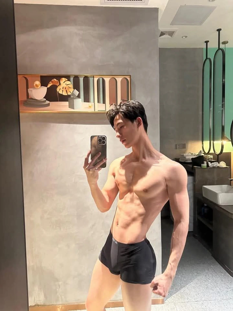 trai đẹp 6 múi mặc vest