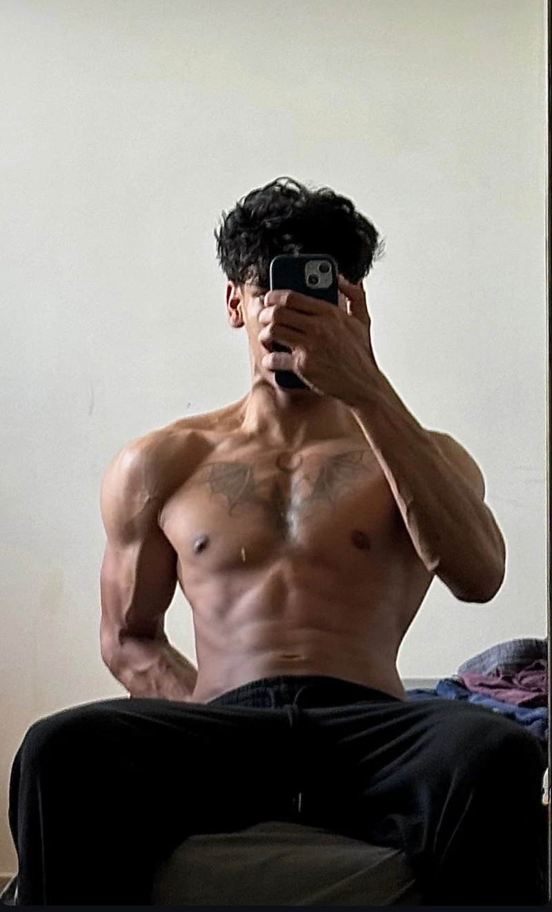 trai đẹp che mặt bằng khẩu trang