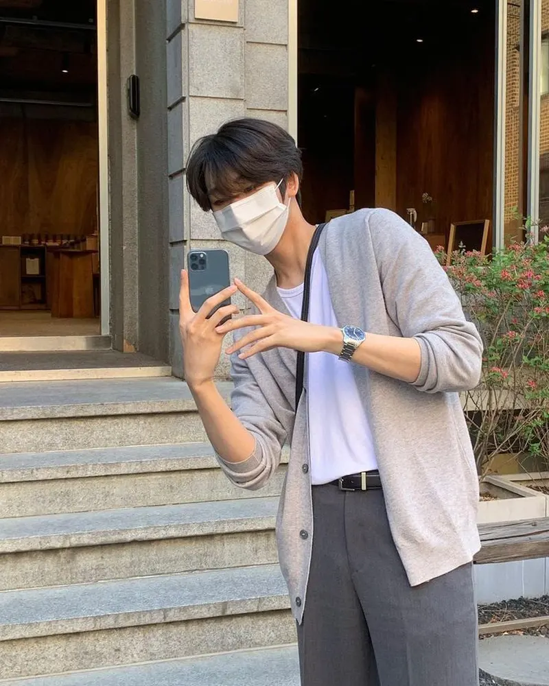 trai đẹp che mặt chụp selfie