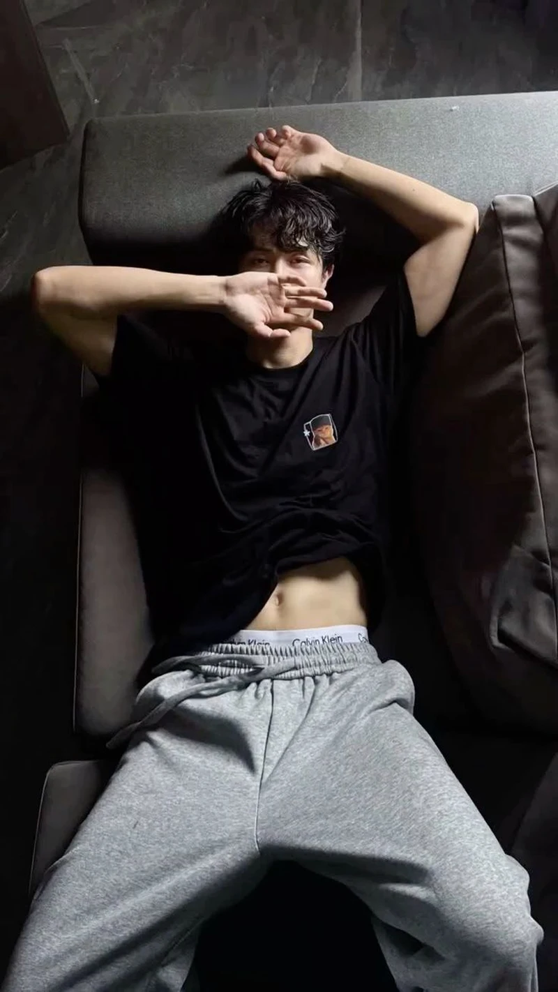 trai đẹp che mặt cute