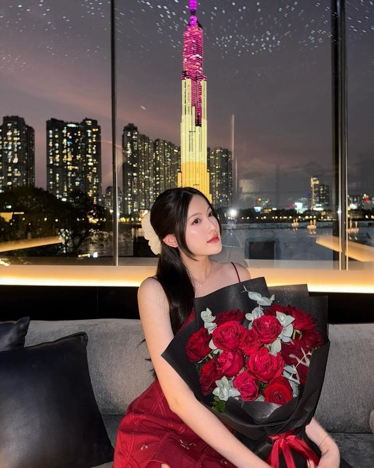 Ảnh gái xinh cầm hoa