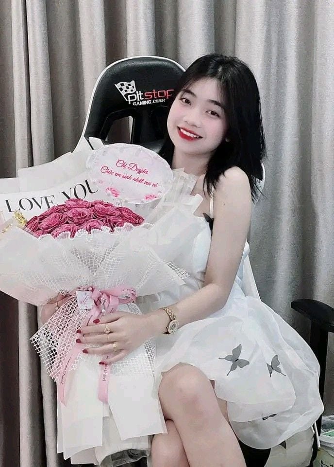 Ảnh gái xinh cầm hoa cuốn