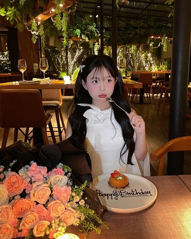 Ảnh gái xinh cầm hoa đẹp