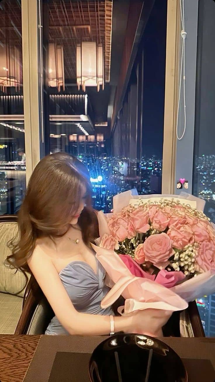 Ảnh gái xinh cầm hoa dịu