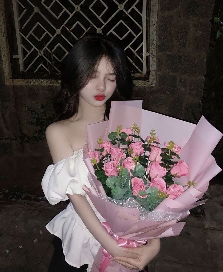 Ảnh gái xinh cầm hoa duyên