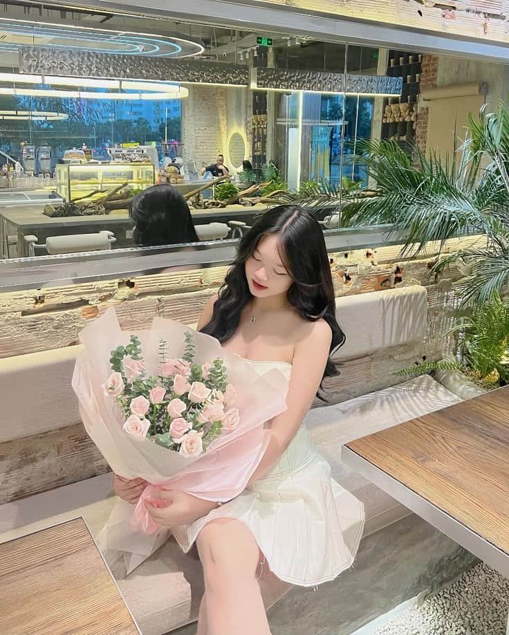 Ảnh gái xinh cầm hoa nổi