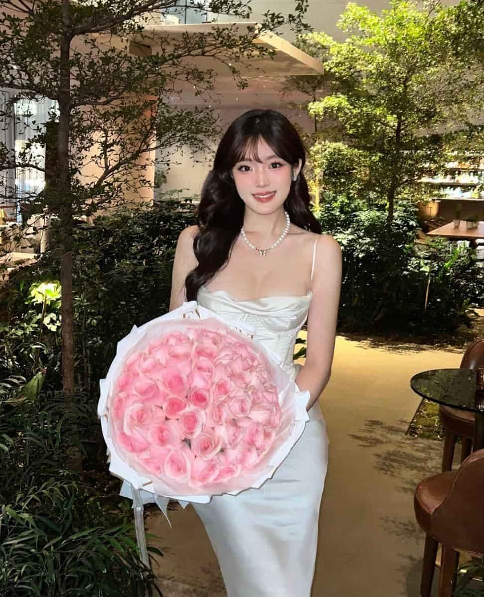 Ảnh gái xinh cầm hoa thanh