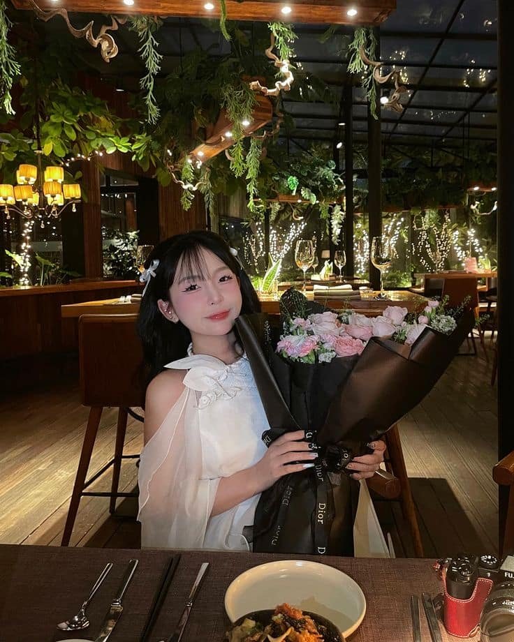 Ảnh gái xinh cầm hoa xinh