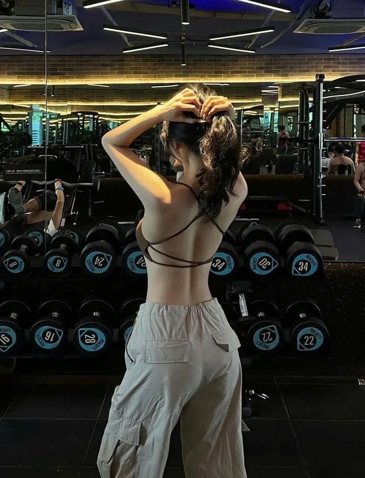 Ảnh gái xinh luyện body gym