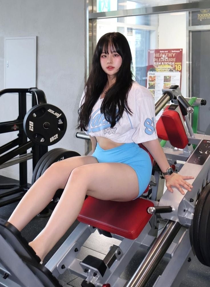 Ảnh gái xinh tập tạ gym