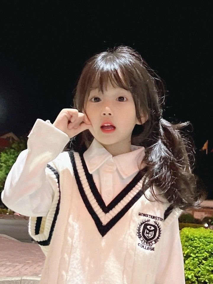 Bé gái xinh đáng yêu