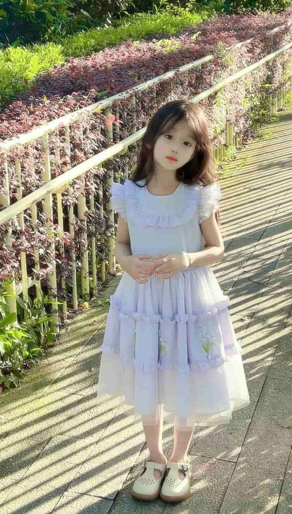 Bé gái xinh dễ thương