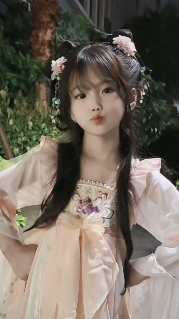 Bé gái xinh hiền lành